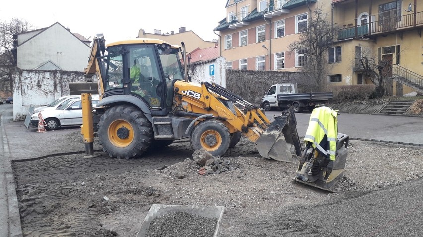 Trwa przebudowa parkingu obok urzędu miasta w Bochni od strony ulicy Rzeźnickiej, dla kogo będą nowe miejsca? [ZDJĘCIA]