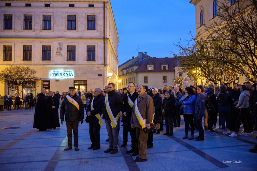 Tłum tarnowian na Tarnowskiej Drodze Krzyżowej. Modląc się o pokój przeszedł ulicami miasta [ZDJĘCIA]