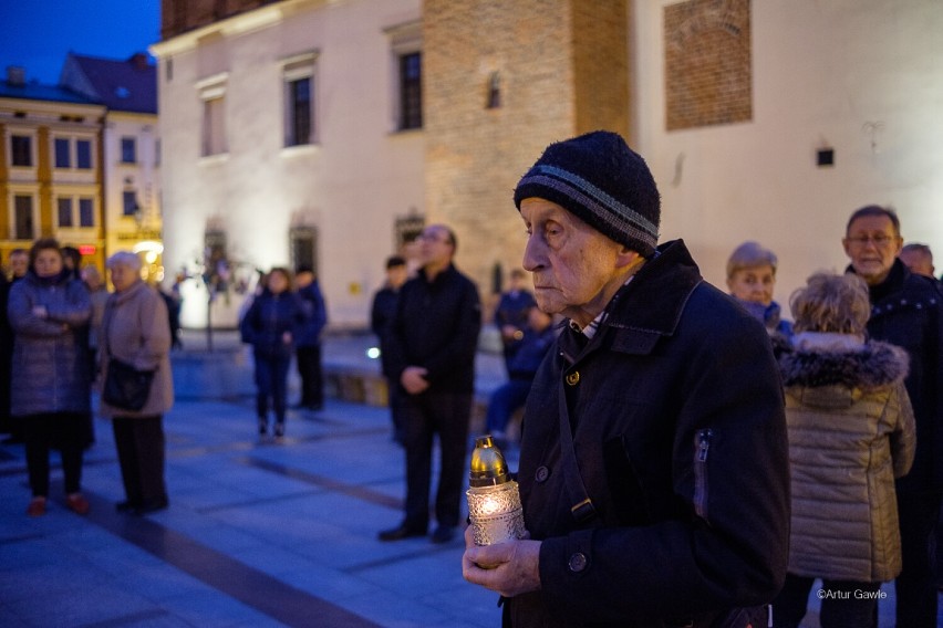 Tłum tarnowian na Tarnowskiej Drodze Krzyżowej. Modląc się o pokój przeszedł ulicami miasta [ZDJĘCIA]