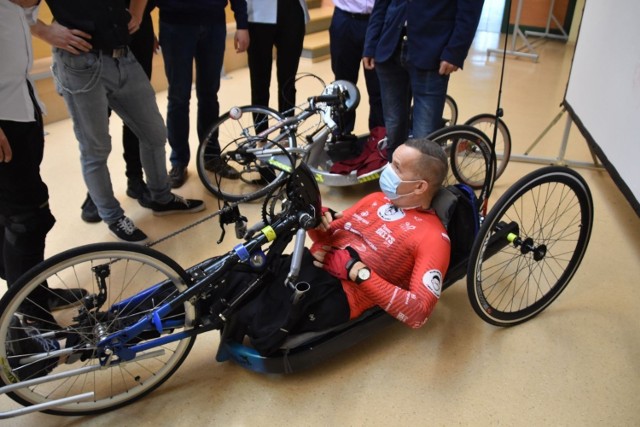 Na Uniwersytecie Zielonogórskim odbył się pokaz prototypu roweru trójkołowego typu „HANDBIKE” dla osób niepełnosprawnych - 15 października 2021 r.