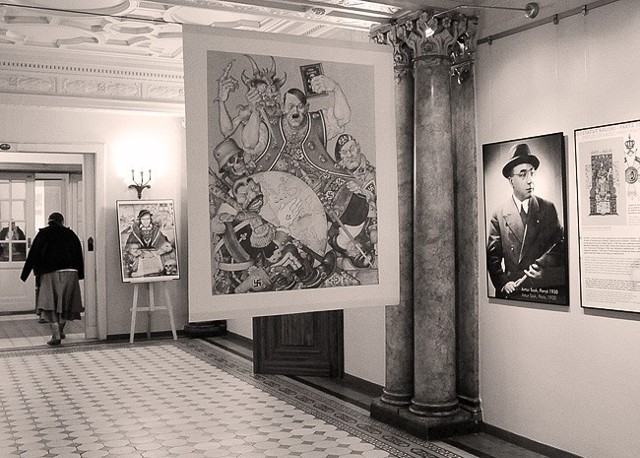 W pałacowym korytarzu prace Artura Szyka, jednego z najlepszych karykaturzystów na świecie