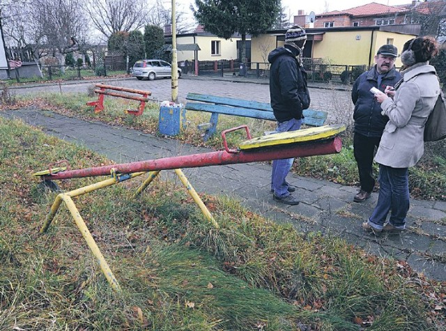 Wystarczy wymienić ławki, piasek w piaskownicy, zakonserwować huśtawki, by dzieci miały koleje miejsce do zabawy na Warszewie