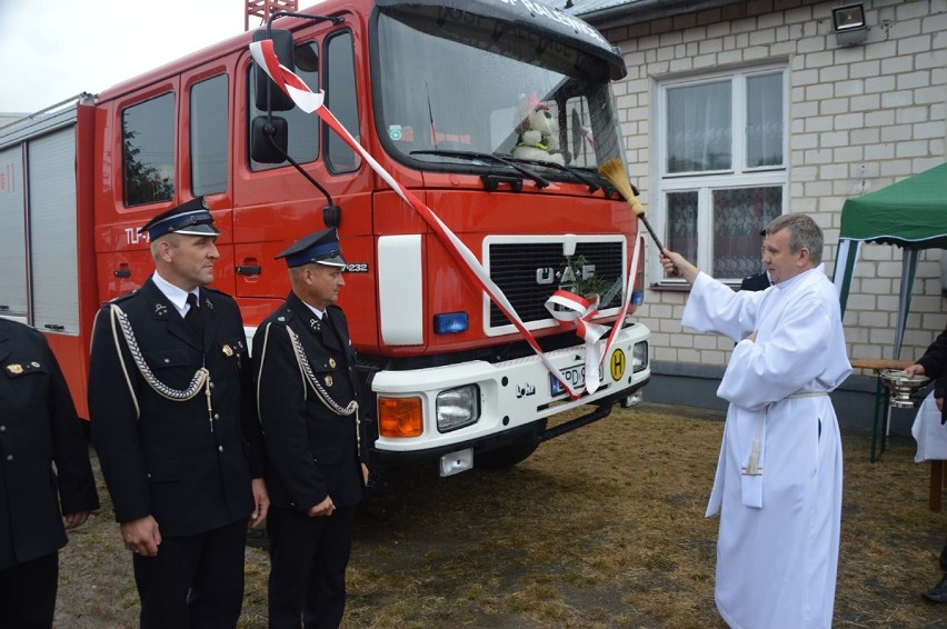 OSP Ralewice. Poświęcenie strażackiego Mana