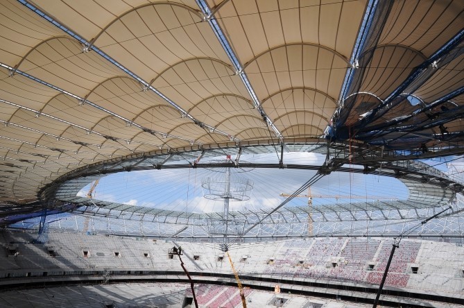 Prace na budowie Stadionu Narodowego trwają. Szklany dach już gotowy (ZDJĘCIA)