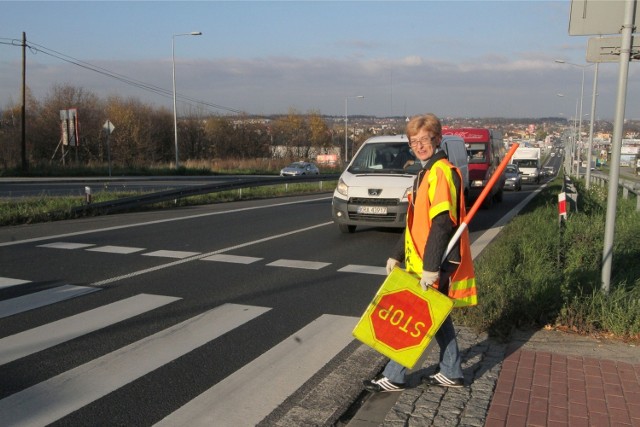 Koledzy 17-latka jeszcze nie wiedzą, że półtorej godziny wcześniej  Kamil zginął na drodze. Przechodził na pasach przez zakopiankę w podkrakowskim Libertowie. Mieszkańcy od wielu lat walczą o wybudowanie kładki albo przejścia podziemnego dla pieszych w tym niebezpiecznym miejscu. - Ile jeszcze osób ma zginąć, żeby władze nas wysłuchały? - pytają.