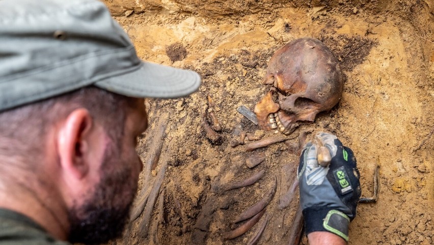 Archeolodzy odnaleźli zaginioną kwaterę włoskich żołnierzy z II wojny światowej. Wyjątkowe odkrycie w Łambinowicach