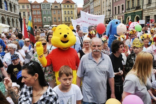 O godz. 12, tuż po tradycyjnym pokazie koziołków barwny korowód mieszkańców miasta i przybyłych gości wyruszył ulicami miasta, by wspólnie świętować ten dzień. Zobacz kolejne zdjęcia --->