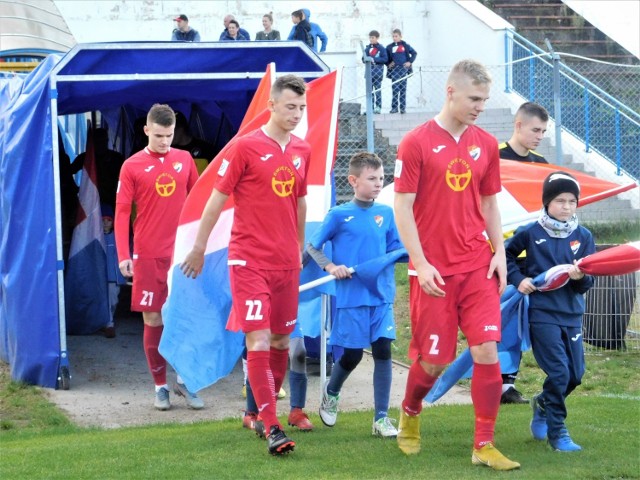 Piłkarskie derby Koszalina za nami. Gwardia pokonała Bałtyk 2:0.

Do przerwy Gwardia prowadziła po golu strzelonym przez Mateusza Piotrowskiego. Tuż przed końcem tej części bliski doprowadzenia do remisu był Michał Czenko, lecz futbolówka odbiła się od poprzeczki.

Po zmianie stron prowadzenie gospodarzy podwyższył Szymon Chać. Mimo kilku kolejnych okazji z obu stron, rezultat nie uległ już zmianie.

Zobacz także Bałtyk Koszalin - Gwardia Koszalin 2:2 (archiwum)


