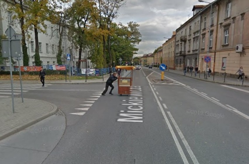 Polskie ulice w Google Street View: uchwycono niezłe perełki! Dziwne sytuacje to norma. Jak wypadamy w oku kamery Google? Zobacz ZDJĘCIA
