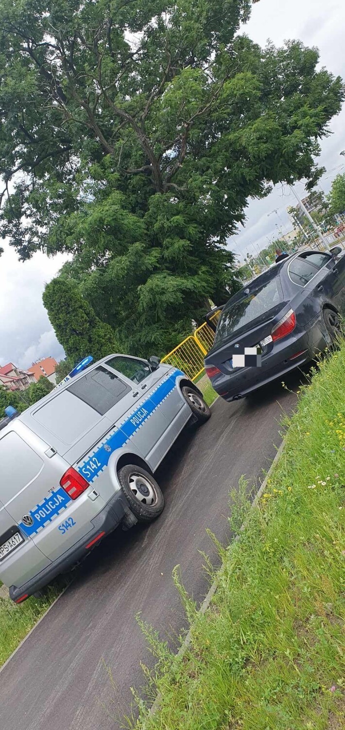 Pościg za BMW przez Kielce! Radiowóz uderzył w budynek