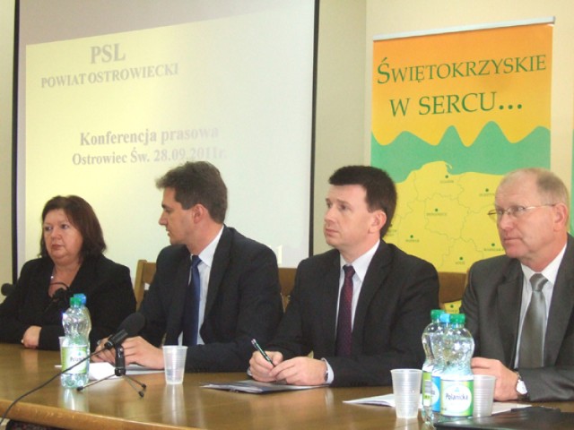 Kandydaci PSL do Sejmu (od lewej) Maria Adamczyk, Adam Jarubas, Jarosław Górczyński i Krzysztof Gajewski.