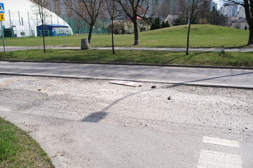 Skrzyżowanie Ogińskiego i Nieszawskiej z zerwanym asfaltem