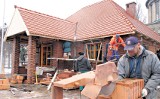 W Łódzkiem mieszkańcy budują małe domy