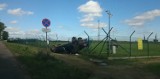 Wypadek na trasie Łebcz-Władysławowo. 27-latek wleciał w płot jednostki wojskowej | ZDJĘCIA,WIDEO