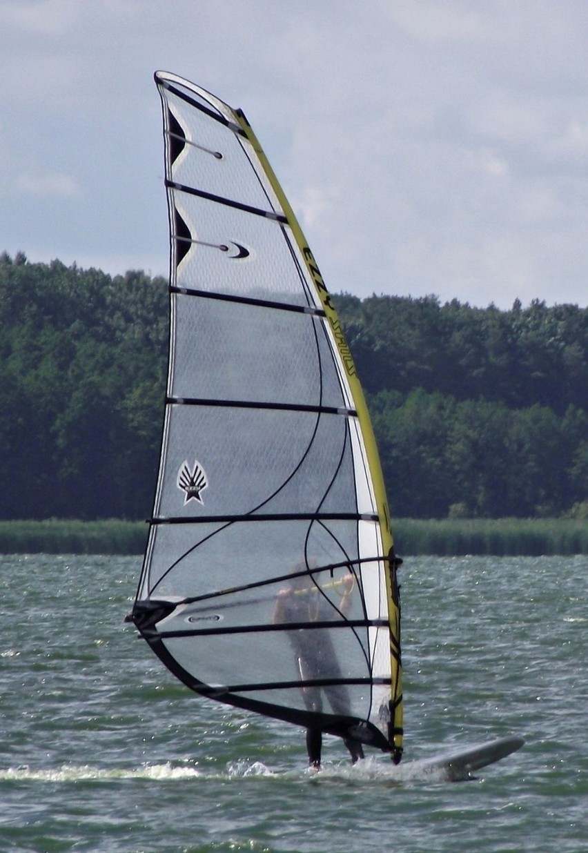 Kiedy nad wodami szaleje wiatr, amatorzy windsurfingu...