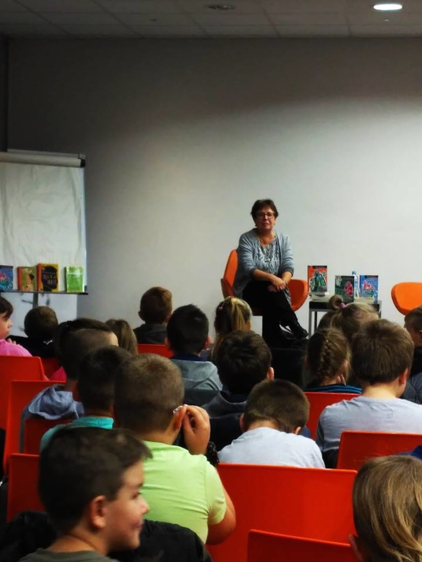 Grażyna Bąkiewicz spotkała się z dziećmi w bibliotece [FOTO]