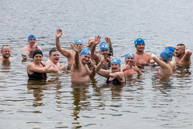 Sezon na morsowanie trwa w najlepsze. Temperatury wody powodują, że na kąpiele decyduje się coraz więcej osób. W niedzielę w Pieckach tradycyjnie spotkała się grupa morsów. Zobaczcie zdjęcia >>>>