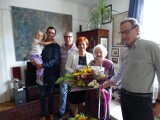 Pani Barbara z Cieszyna osiągnęła okrągły wiek stu lat! Z tej okazji pogratulowała jej burmistrz Gabriela Staszkiewicz