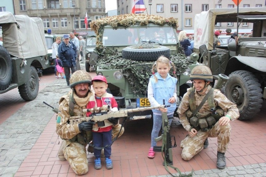 Land Rover i żołnierze z kontyngentów bliskowschodnich we...