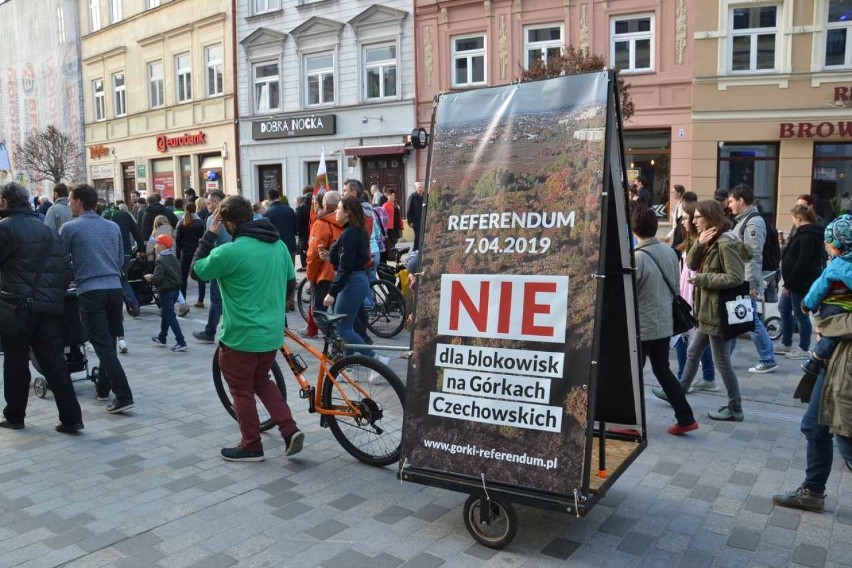 Ulicami Lublina przeszedł marsz przeciwko budowie bloków na górkach czechowskich