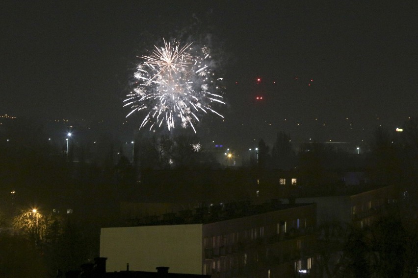Słupsk przywitał Nowy Rok 2021. Niebo nad miastem rozbłysnęło od fajerwerków [ZDJĘCIA]
