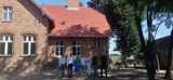 Szkoła Podstawowa w Perkowie zyskała nowe pokrycie dachowe. Zobacz zdjęcia przed i po