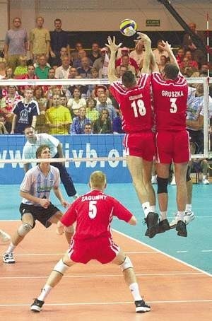 Bronią Robert Szczerbaniuk i Piotr Gruszka, a Paweł Zagumny czeka na piłkę, która może spaść na polską połowę boiska