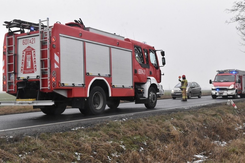 Wypadek pod Śremem na DW 436. Auto dachowało na zakręcie na...