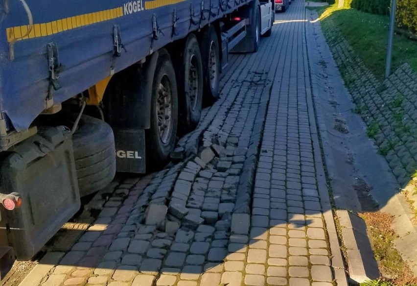 Ciężarówki zniszczyły chodnik w Siedliskach pod Przemyślem [ZDJĘCIA]