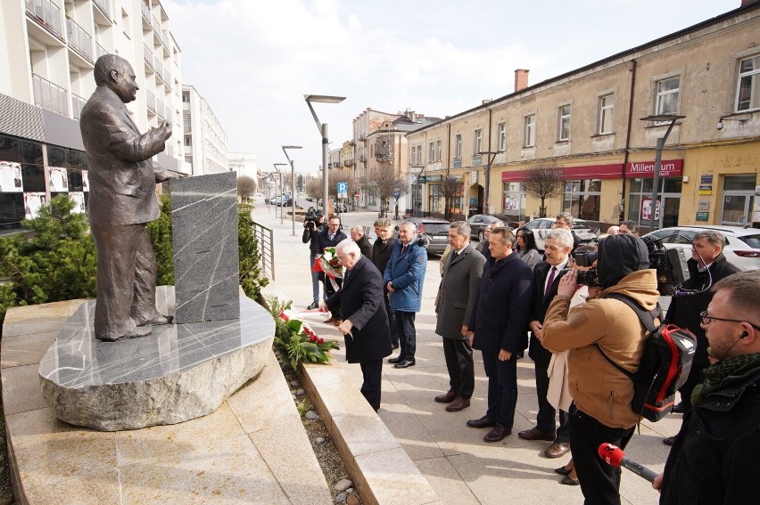 13. rocznica katastrofy smoleńskiej. Pod pomnikiem Przemysława Gosiewskiego w Kielcach wspominano ofiary katastrofy z 2010 roku. Zdjęcia