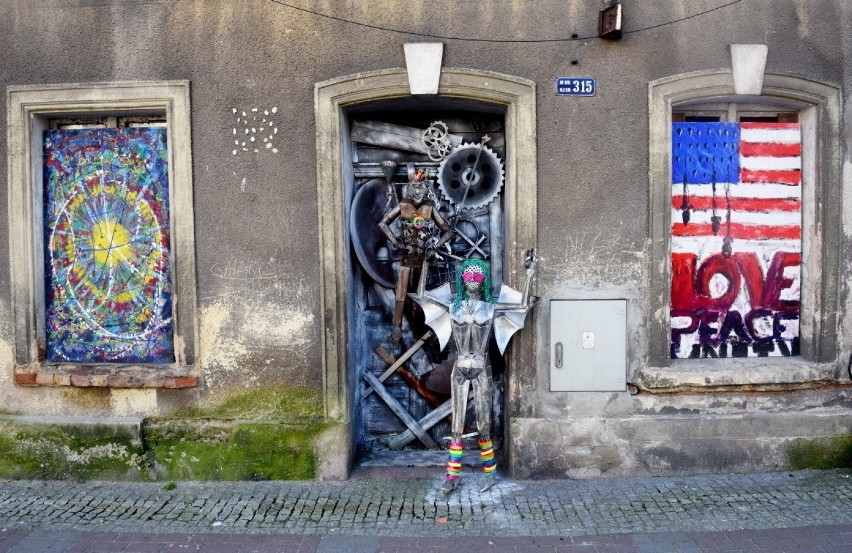 Street art przy ulicy Wiejskiej w Świebodzinie, mimo upływu lat, wciąż intryguje. To miejsce jest kolorowe, wesołe i tajemnicze [ZDJĘCIA]