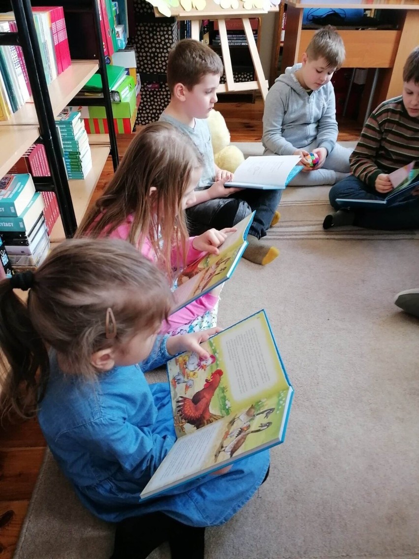Międzynarodowy Dzień Książki dla Dzieci w kazimierskiej „jedynce”. Było czytanie baśni Hansa Christiana Andersena. Zobaczcie zdjęcia