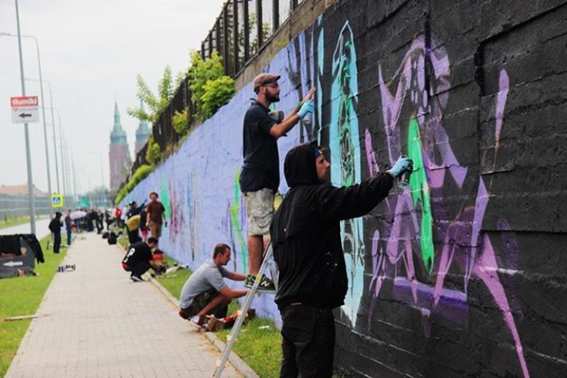 Ponad 30 artystów z całej Polski malowało zniszczony mur przy ulicy Zagnańskiej w Kielcach