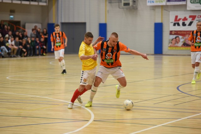 Futsal Ekstraklasa: FC Toruń - Red Devils Chojnice  SKŁADY:

FC Toruń: Michał Wojciechowski (4), Cleverson Pelc - Fernandes (5), Marcin Mikołajewicz (7), Sylwester Kieper (9), Karol Czyszek (11), Mateusz Waszak (13), Remigiusz Spychalski (14), Krzysztof Elsner (17), Kamil Domański (18), Michał Suchocki (23), Nicolae Neagu (27), Kamil Naparło (31)

Red Devils Chojnice: Łukasz Sobański (3), Przemysław Laskowski (6), Vadym Ivanov (9), Piotr Wardowski (10), Michał Werner (12), Vitaliy Kolesnik (15), Michał Kartuszyński (20), Marek Steinborn (21), Marcin Wanat (23), Mariusz Kaźmierczak (77)