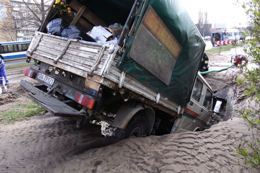 Gdynia: Flesz z przeszłości. 21.04.2010. Samochód uwięziony na ul. Morskiej. Zapadła się jezdnia 