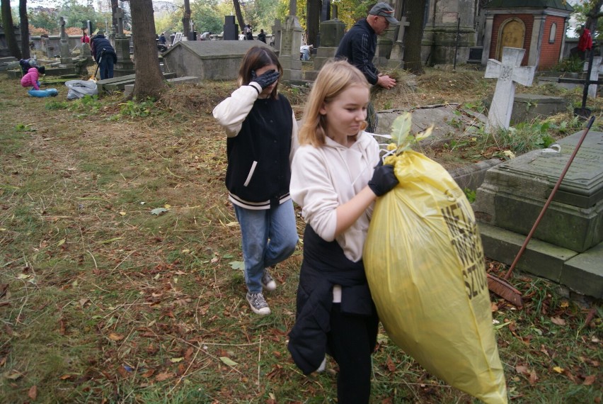 Wysprzątali zabytkowy cmentarz prawosławny w Kaliszu