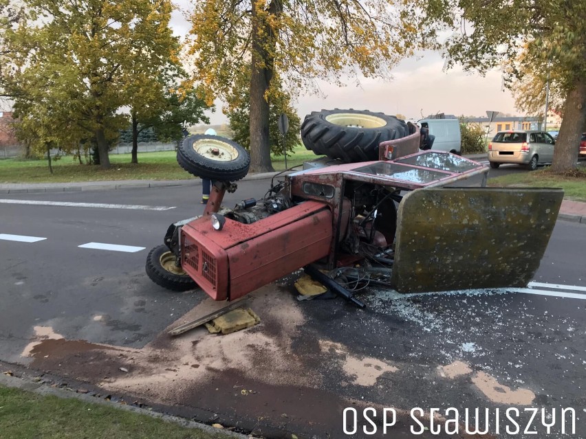 Wypadek w Stawiszynie. Ciągnik przewrócił się na jezdnię. ZDJĘCIA