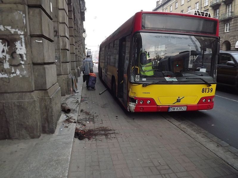 Wrocław: Autobus wjechał na chodnik i uderzył w znak przy arkadach (ZDJĘCIA)