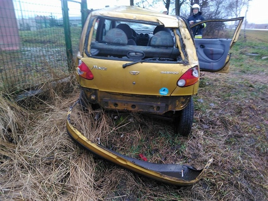 Około godz. 11.30 osobowy matiz zjechał z drogi do rowu, a...