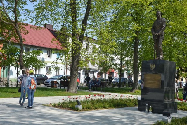 Ponad 200 flag rozdano 2 maja w parku przy placu Wolności w Bełchatowie