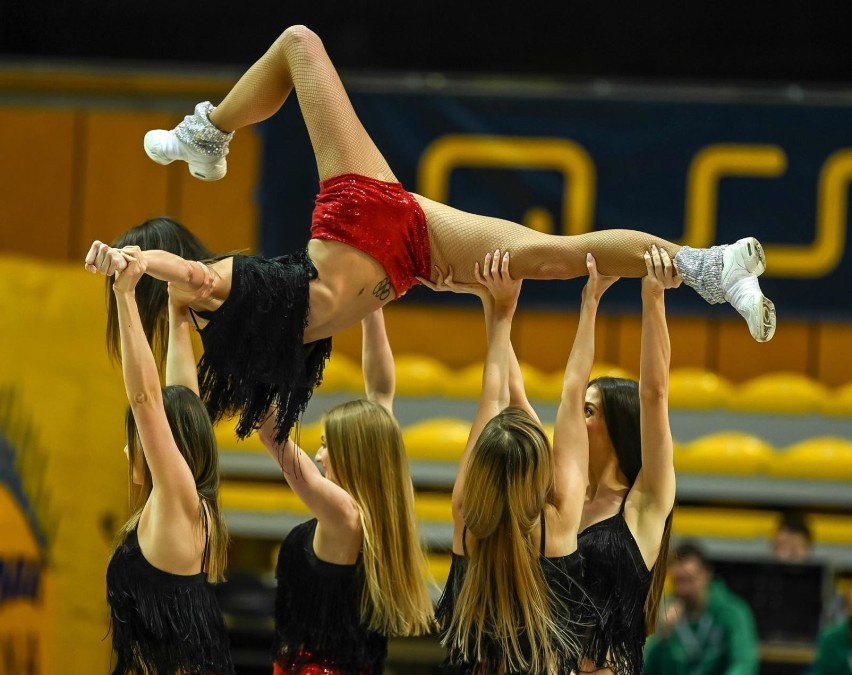 Piękne cheerleaderki wspierały koszykarzy Asseco Arki Gdynia w meczu z Legią Warszawa. Musicie je zobaczyć [zdjęcia]