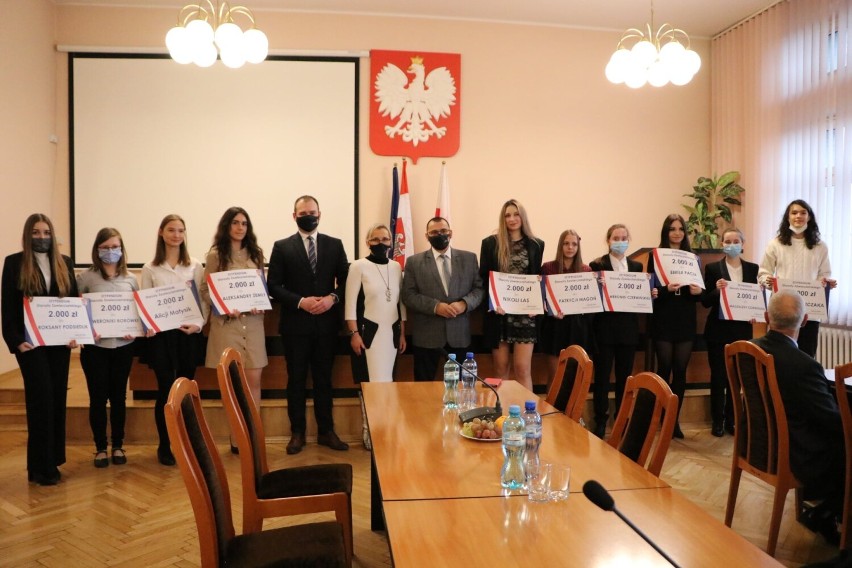 Najzdolniejsi uczniowie z powiatu otrzymali stypendium Starosty Zawierciańskiego.