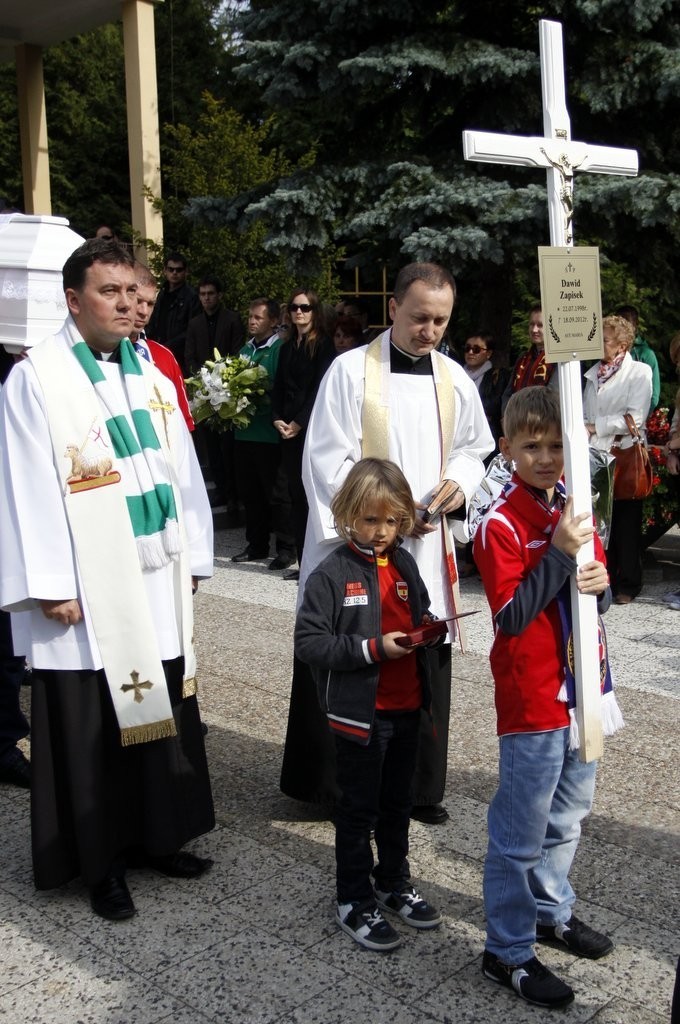 Pogrzeb Dawida Zapiska na cmentarzu Łostowickim. Chłopca żegnały tłumy kibiców [ZDJĘCIA]