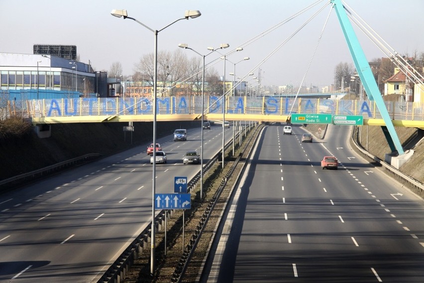 Ktoś namalował ogromny napis &quot;Autonomia dla Śląska&quot; na moście nad DTŚ
