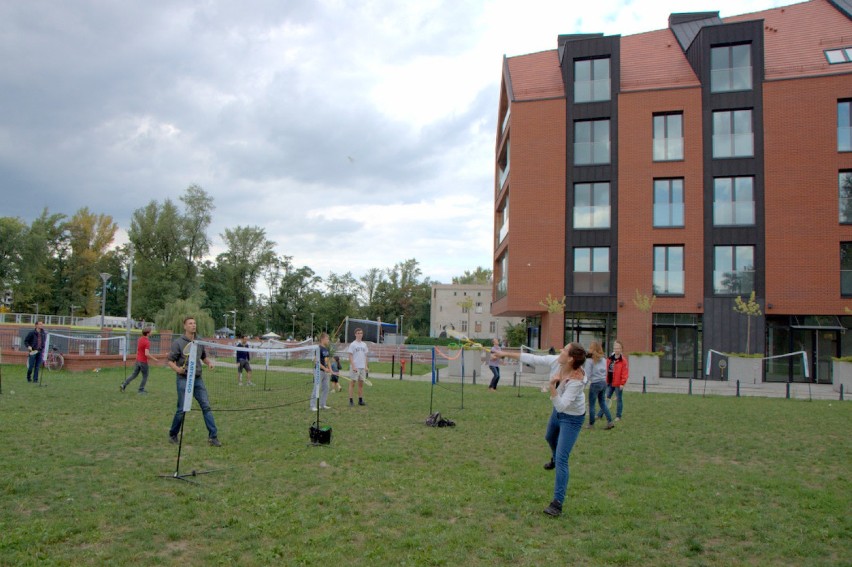 Wrocław: Badminton, wspinaczka i turlanie w dmuchanych kulach (ZDJĘCIA)