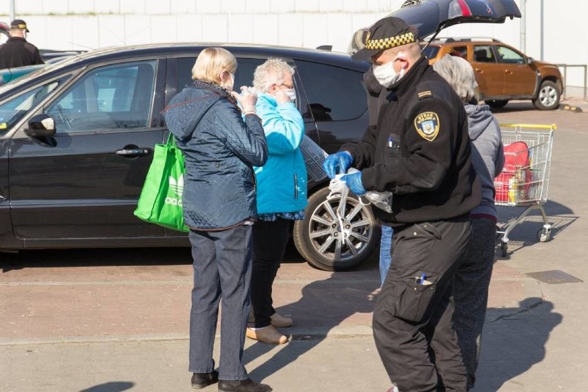 Jeszcze niedawno przed marketami społecznicy oraz mundurowi...