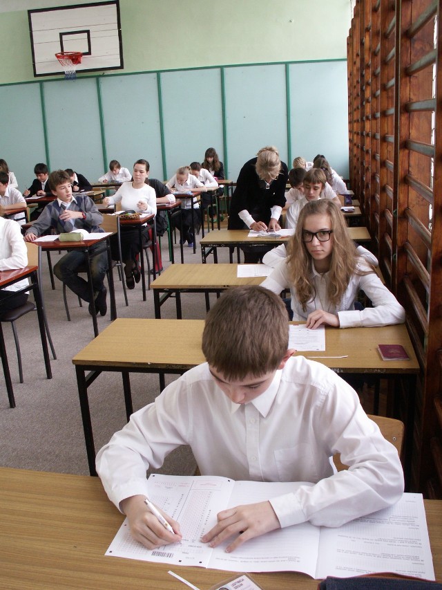 Co roku nie tylko gimnazjaliści piszą próbne egzaminy. Do sprawdzianu przystępują także szóstoklasiści