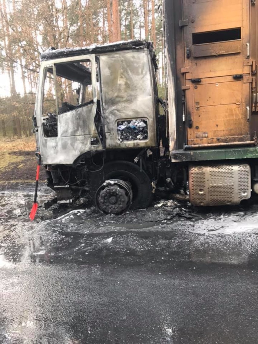 Pożar samochodu ciężarowego. Pojazd spłonął od zwarcia instalacji