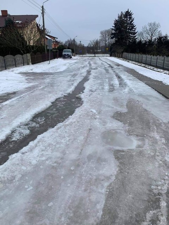 Na kilku ulicach w Kikole powstało lodowisko.