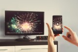Jak połączyć telefon z telewizorem? 5 prostych sposobów na wyświetlenie zawartości ekranu smartfonu na TV